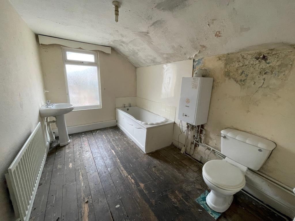 Lot: 86 - TWO-BEDROOM TERRACE HOUSE FOR IMPROVEMENT - Bathroom and wall mounted boiler